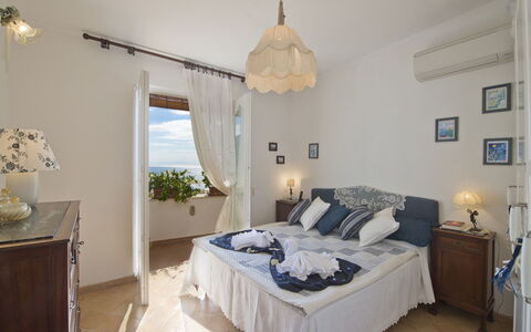 Casa Noemi 4+2: Mueble, Diseño De Interiores, Habitación, Suelo, Textil, Linos, Piso, Cama, Habitación, Mesa