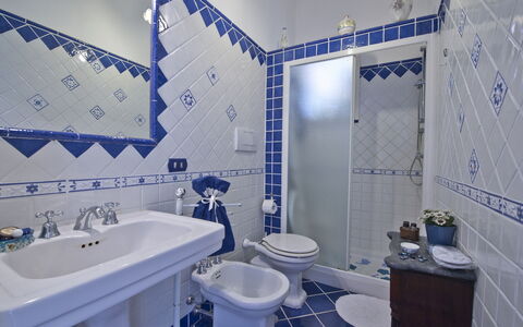 Casa Noemi 4+2: Azul, Piso, Diseño De Interiores, Suelo, Arreglo De Tubería, Baño, Loseta, Grifo, Techo, Habitación