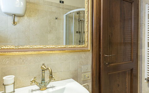 Dalmanuta 8: Arreglo De Tubería, Diseño De Interiores, Baño, Espejo, Grifo, Plomería, Piso, Lavabo, Suelo, Lavabo Del Baño
