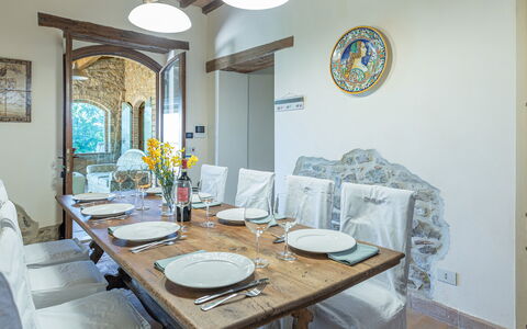 Dalmanuta 8: Mueble, Diseño De Interiores, Mesa, Silla, Madera, Techo, Piso, Comedor, Cocina Y Comedor Mesa, Habitación