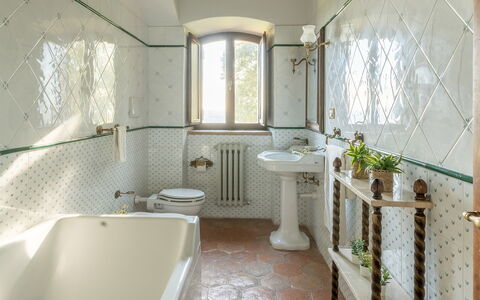 Vista del Lago 12: Diseño De Interiores, Arreglo De Tubería, Grifo, Loseta, Plomería, Baño, Lámpara, Lavabo, Lavabo Del Baño, Planta De Casa