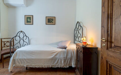 Vista del Lago 12: Mueble, Cama, Diseño De Interiores, Habitación, Pared, Piso, Suelo, Madera, Sábana, Lecho