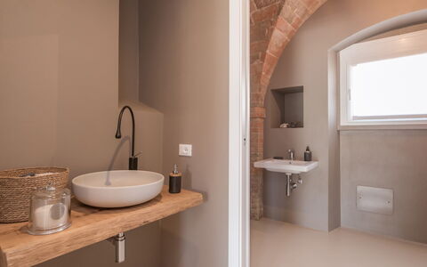 Dimora Montefiore 11: Pared, Arreglo De Tubería, Diseño De Interiores, Piso, Marrón, Suelo, Techo, Plomería, Habitación, Baño