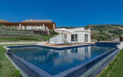 Dimora Montefiore 11: Piscina, Cordillera, Inmuebles, Fuente De Agua, Villa, Cresta, Casa De Campo