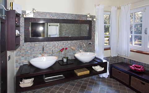 Virginia 8: Baño, Diseño De Interiores, Lavabo Del Baño, Arreglo De Tubería, Pared, Lavabo, Piso, Mostrador, Grifo, Espejo