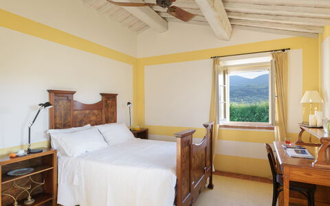Podere Gragnano 12: Habitación, Cama, Diseño De Interiores, Mueble, Marco De La Cama, Casa, Lecho, Habitación, Sábana, Techo