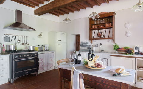 Podere Gragnano 12: Mueble, Cocina, Diseño De Interiores, Aparato De Cocina, Piso, Casa, Gabinetes, Mostrador, Electrodoméstico, Habitación