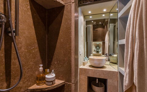 Il Castellaccio 8: Piso, Diseño De Interiores, Suelo, Arreglo De Tubería, Baño, Encendiendo, Marrón, Plomería, Grifo, Habitación