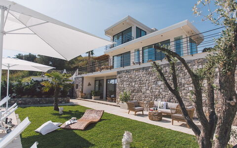 Villa Triscele 10: Casa, Inmuebles, Ocio, Villa, Mansión, Balcón, Sombra, Paraguas, Mueble Para Exteriores, Recurso