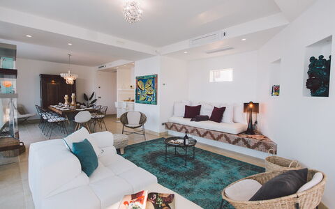 Villa Triscele 10: Mueble, Diseño De Interiores, Piso, Sofá, Suelo, Sala, Techo, Habitación, Mesa, Departamento