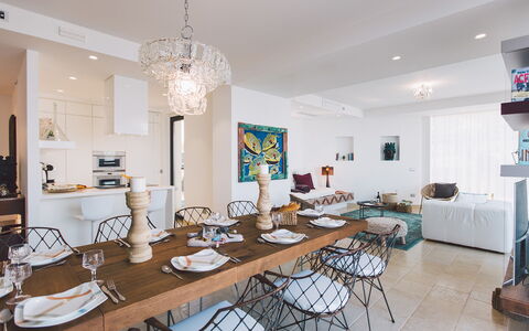 Villa Triscele 10: Mueble, Diseño De Interiores, Silla, Piso, Mesa, Cocina Y Comedor Mesa, Suelo, Techo, Comedor, Habitación