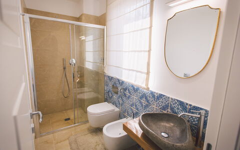 Villa Triscele 10: Piso, Suelo, Arreglo De Tubería, Diseño De Interiores, Baño, Loseta, Habitación, Asiento Del Baño, Plomería, Baño