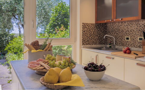Il Ciliegio sul Lago 6: Cocina, Mostrador, Mueble, Diseño De Interiores, Vajilla, Aparato De Cocina, Casa, Piso, Grifo, Comida
