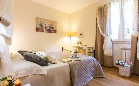 Il Ciliegio sul Lago 6: Mueble, Diseño De Interiores, Cama, Habitación, Suelo, Piso, Habitación, Linos, Textil, Encendiendo