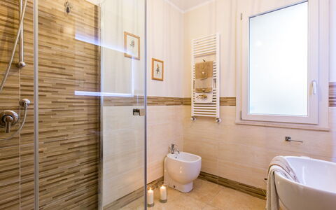 Il Ciliegio sul Lago 6: Piso, Baño, Arreglo De Tubería, Suelo, Diseño De Interiores, Lavabo Del Baño, Grifo, Lavabo, Plomería, Encendiendo