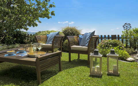 Il Ciliegio sul Lago 6: Mueble, Mueble Para Exteriores, Jardín, Mesa Al Aire Libre, Silla, Mimbre, Patio, Maceta, Manchas De Madera, Sombra