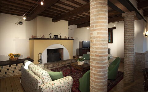 Il Borgo 16: Mueble, Diseño De Interiores, Piso, Pared, Suelo, Techo, Madera, Habitación, Encendiendo, Sala