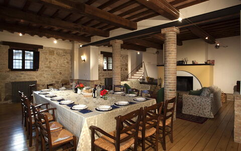 Il Borgo 16: Mueble, Diseño De Interiores, Piso, Mesa, Madera, Silla, Techo, Suelo, Cocina Y Comedor Mesa, Comedor