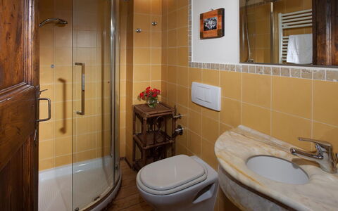 Il Borgo 16: Baño, Arreglo De Tubería, Lavabo Del Baño, Diseño De Interiores, Pared, Lavabo, Piso, Madera, Suelo, Grifo