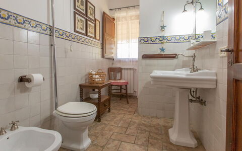 Il Giardino dei Limoni 8: Piso, Diseño De Interiores, Suelo, Arreglo De Tubería, Loseta, Asiento Del Baño, Lavabo, Baño, Baño, Moldura