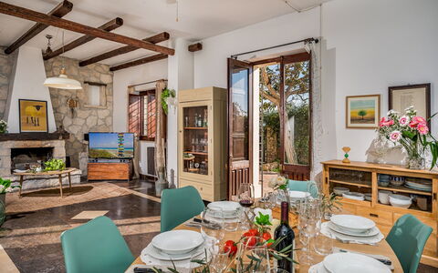 Il Giardino dei Limoni 8: Mueble, Diseño De Interiores, Silla, Madera, Piso, Mesa, Comedor, Cocina Y Comedor Mesa, Techo, Suelo