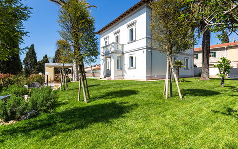 Villa Sole al Molino a Vento 8: Casa, Casa, Barrio Residencial, Inmuebles, Jardín, Césped, Paisajismo, Sombra, Porche, Yarda