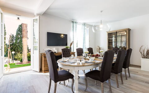 Villa Sole al Molino a Vento 8: Mueble, Diseño De Interiores, Piso, Mesa, Silla, Madera, Suelo, Habitación, Cocina Y Comedor Mesa, Comedor