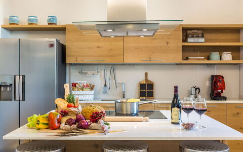Villa Sole al Molino a Vento 8: Mueble, Cocina, Aparato De Cocina, Mostrador, Diseño De Interiores, Gabinetes, Piso, Electrodoméstico, Madera, Vajilla