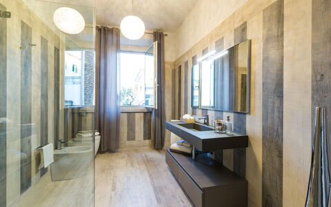 Villa Sole al Molino a Vento 8: Piso, Pared, Baño, Arreglo De Tubería, Diseño De Interiores, Suelo, Encendiendo, Espejo, Lámpara, Techo
