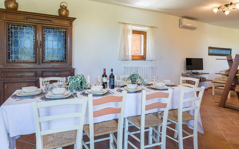 Il Grillo 10: Mueble, Mesa, Cocina Y Comedor Mesa, Comedor, Silla, Diseño De Interiores, Manteles, Piso, Habitación, Restaurante
