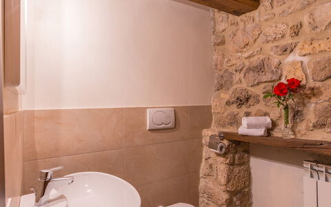 Santa Illuminata 12: Pared, Diseño De Interiores, Piso, Suelo, Habitación, Techo, Arreglo De Tubería, Lavabo, Baño, Pared De Piedra