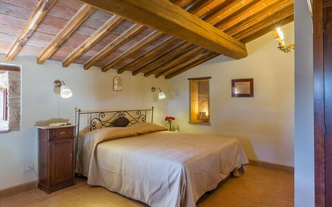 Santa Illuminata 12: Mueble, Pared, Diseño De Interiores, Piso, Techo, Habitación, Suelo, Cama, Encendiendo, Habitación