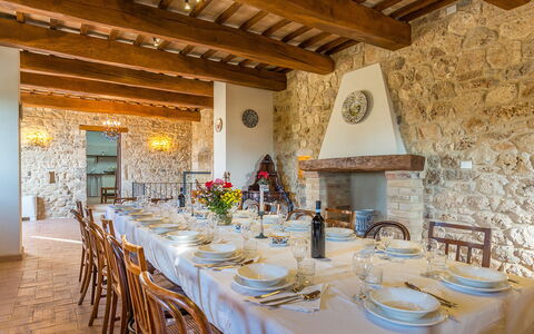 Santa Illuminata 12: Mueble, Mesa, Cocina Y Comedor Mesa, Silla, Comedor, Villa, Restaurante, Casa De Campo, Hotel, Planta De Casa