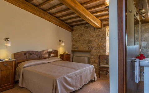 Santa Illuminata 12: Pared, Piso, Habitación, Techo, Cajón, Habitación, Lámpara, Madera Dura, Marco De La Cama, Lecho
