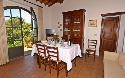 Monterzi 4: Mueble, Mesa, Diseño De Interiores, Piso, Cocina Y Comedor Mesa, Silla, Comedor, Habitación, Suelo, Techo