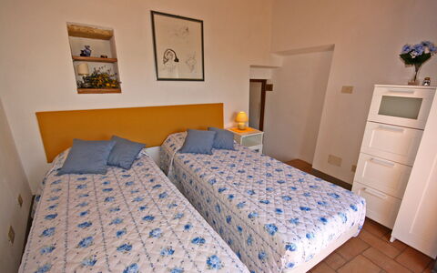 Monterzi 4: Cama, Habitación, Mueble, Lecho, Pared, Sábana, Madera, Suelo, Piso, Habitación
