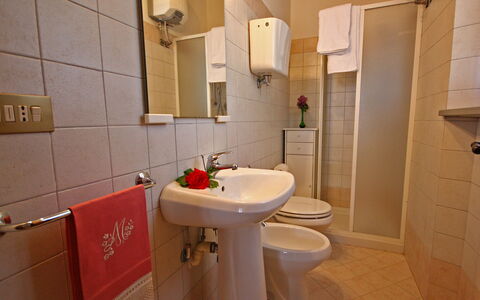 Monterzi 4: Piso, Suelo, Lavabo Del Baño, Arreglo De Tubería, Diseño De Interiores, Lavabo, Baño, Mueble, Grifo, Plomería