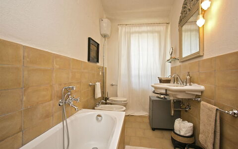 Casa Angela 6: Baño, Pared, Arreglo De Tubería, Piso, Lavabo Del Baño, Suelo, Diseño De Interiores, Lavabo, Grifo, Plomería