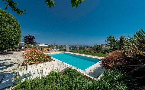 Casa Angela 6: Azul, Arbusto, Jardín, Piscina, Paisajismo, Inmuebles, Sombra, Yarda, Villa, Hacienda