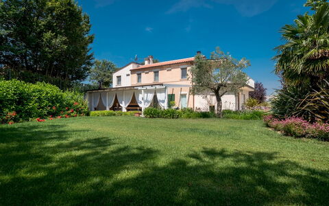Casa Angela 6: Arbusto, Jardín, Inmuebles, Césped, Paisajismo, Hacienda, Yarda, Sombra, Villa, Casa De Campo