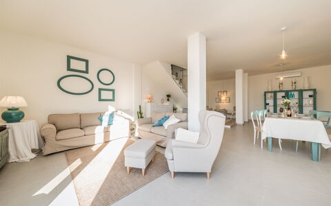 Casa di Eolo 8+2: Mueble, Diseño De Interiores, Piso, Suelo, Sofá, Techo, Sala, Habitación, Mesa, Silla