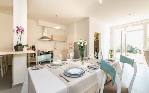 Casa di Eolo 8+2: Mueble, Diseño De Interiores, Piso, Techo, Silla, Mesa, Cocina Y Comedor Mesa, Suelo, Habitación, Comedor