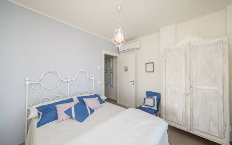 Casa di Eolo 8+2: Habitación, Mueble, Cama, Diseño De Interiores, Sábana, Lecho, Suelo, Linos, Textil, Habitación