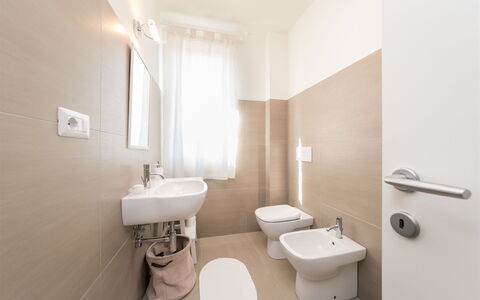 Casa di Eolo 8+2: Piso, Suelo, Arreglo De Tubería, Baño, Diseño De Interiores, Baño, Asiento Del Baño, Plomería, Lavabo, Bidé