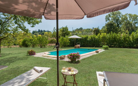 Mulino della Quercia 2+1: Paraguas, Piscina, Mueble Para Exteriores, Mueble, Jardín, Silla, Sombra, El Terreno Del Lote, Recurso, Mesa Al Aire Libre