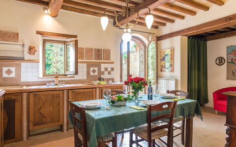 Mulino della Quercia 2+1: Mueble, Diseño De Interiores, Pared, Madera, Piso, Techo, Mesa, Comedor, Cocina Y Comedor Mesa, Habitación