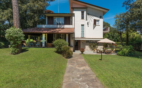 Villa la Meridiana 8+1: Edificio, Casa, Barrio Residencial, Casa, Techo, Arbusto, Cabaña, Asentamientos Humanos, Inmuebles, Suburbio