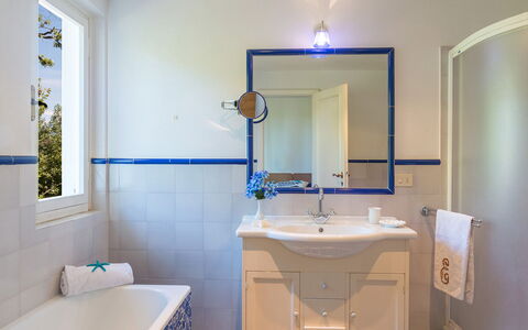 Villa la Meridiana 8+1: Azul, Diseño De Interiores, Arreglo De Tubería, Piso, Lavabo Del Baño, Espejo, Baño, Lavabo, Grifo, Suelo