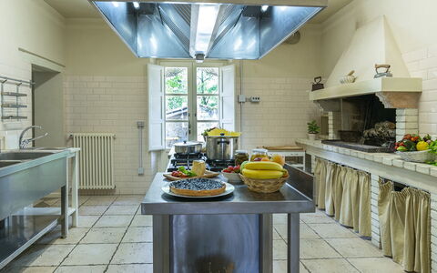 Villa la Corte 6: Cocina, Aparato De Cocina, Mostrador, Techo, Diseño De Interiores, Piso, Mueble, Encendiendo, Electrodoméstico, Estufa De Cocina