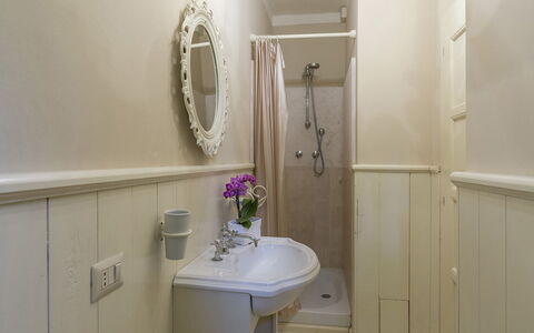 Villa la Corte 6: Baño, Diseño De Interiores, Arreglo De Tubería, Lavabo Del Baño, Piso, Plomería, Suelo, Grifo, Habitación, Lavabo